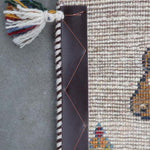 ペルシャ・シーラーズ製、ペルシャギャッベ座布団、柔らかな雰囲気のライオンモチーフ