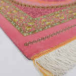 ベッドサイドに映える明るいピンクトーンのラグ