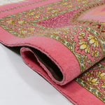 明るいローズピンクが空間を彩るクム産ペルシャ絨毯