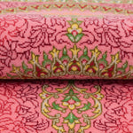 明るいローズピンクのクム産ペルシャ絨毯 サフィール工房の質感がわかる写真