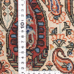 クム産の伝統工芸 オールド手織りペルシャ絨毯 の織り密度がわかる写真