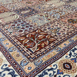 四角い区画にモチーフが織り込まれた伝統的デザイン