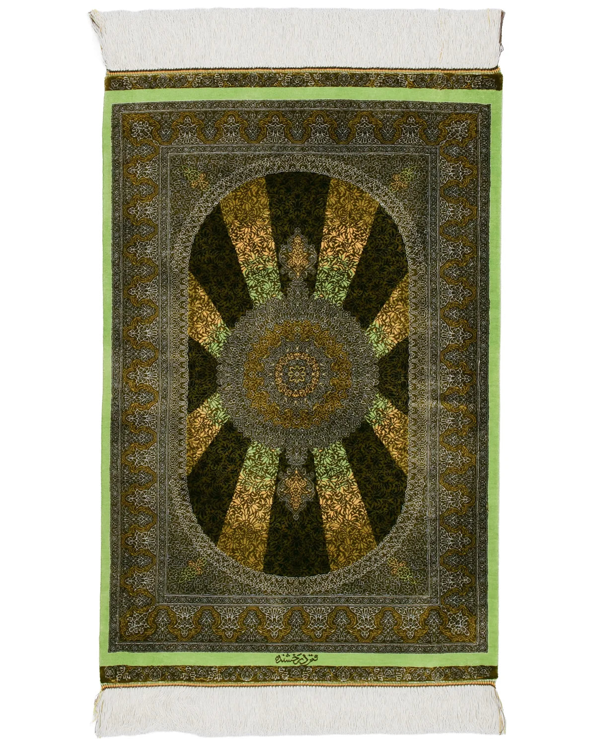 クム産シルクのペルシャ絨毯 ダラクシャンダ工房 約61×92cm。グリーンとゴールドを基調に、玄関マットに最適な高級手織りラグ。星形メダリオンと唐草文様が織り込まれている。