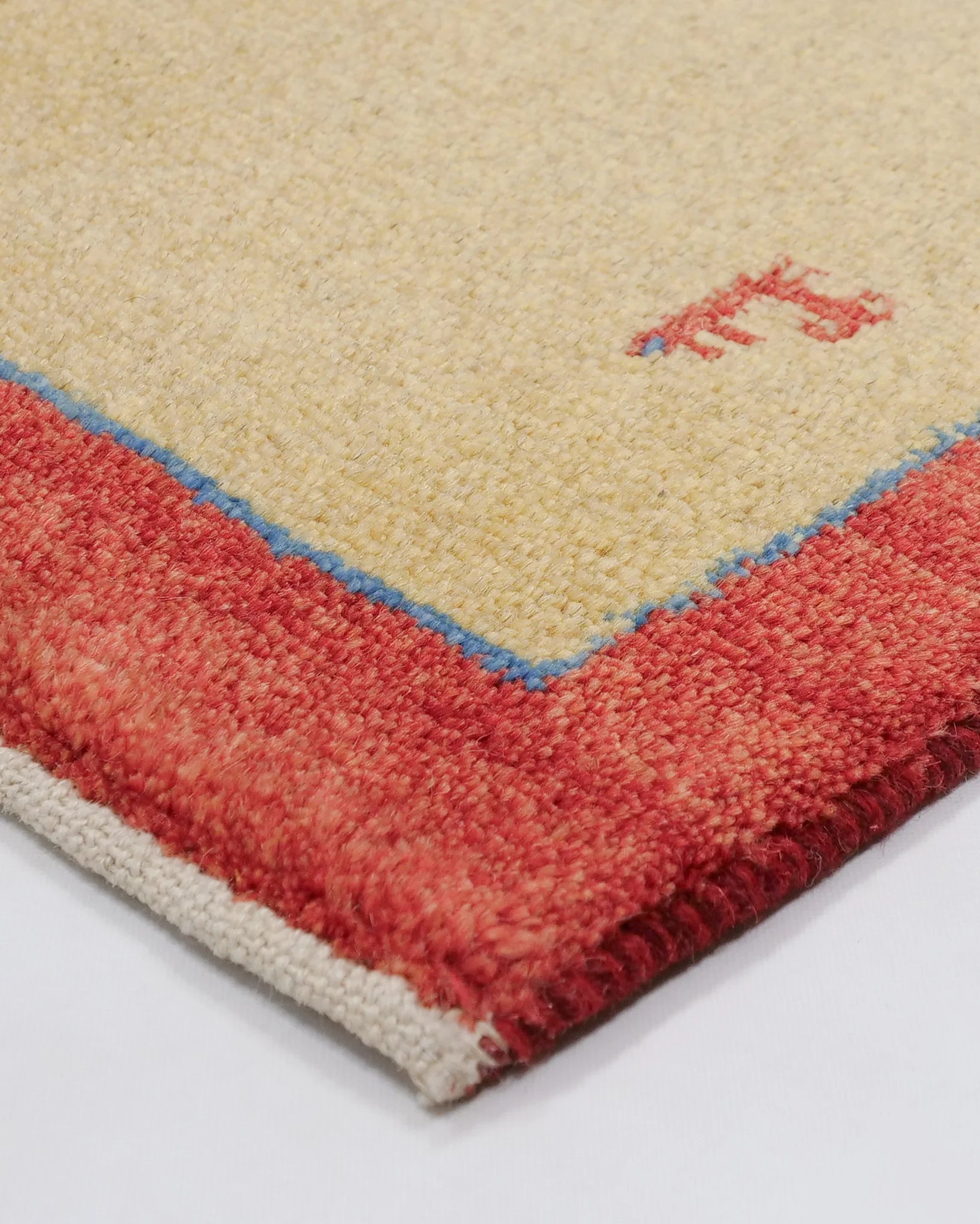 ペルシャ絨毯 ギャッベ 手織り シーラーズ産 ウール製 約57×88cm ベージュ地に6頭の赤い動物と中央の緑の木のモチーフ、赤い縁取りが特徴のナチュラルデザインラグ
