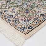 ペルシャ絨毯の角部分のアップ。ナイン特有の上品な色彩と丁寧に仕上げられたフリンジが確認できる玄関マット。