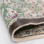 裏面を折り返した様子。しっかりとした厚みと緻密な織りが伝わるナインのペルシャ絨毯のディテール。