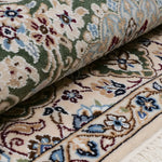 裏面を折り返した様子。しっかりとした厚みと緻密な織りが伝わるナインのペルシャ絨毯のディテール。