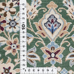 柄の細部をメジャーとともに撮影。ナインのペルシャ絨毯らしい精緻な花模様が高密度に織り込まれている様子。