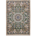 淡い色合いとグリーンが調和した上品なナインの玄関マットサイズの手織りペルシャ絨毯。