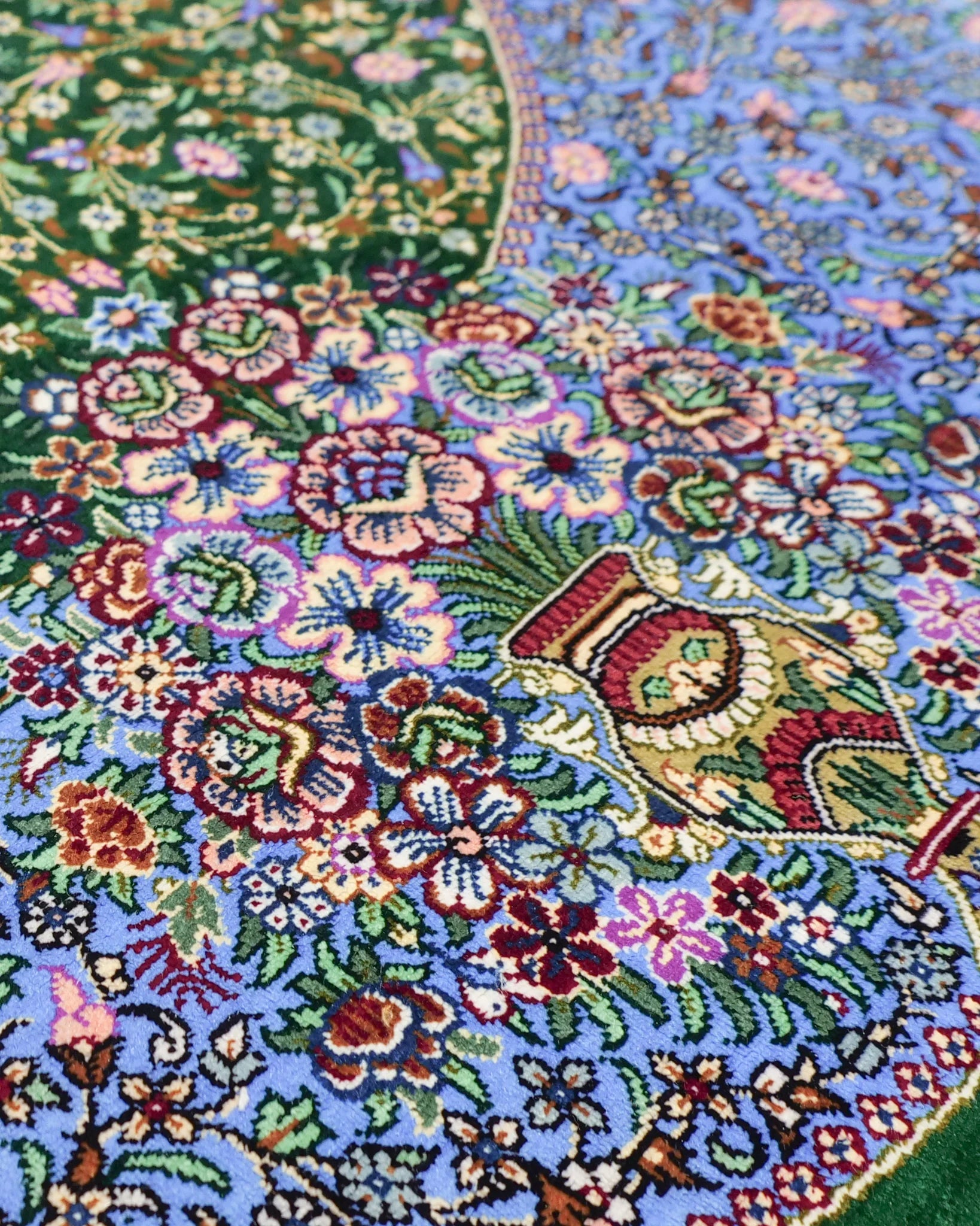 ペルシャ絨毯 クム産 シラジ工房 シルク手織りラグ(楕円形 80×119cm)ブルー×グリーン 花瓶と花模様入り 玄関マットにも最適