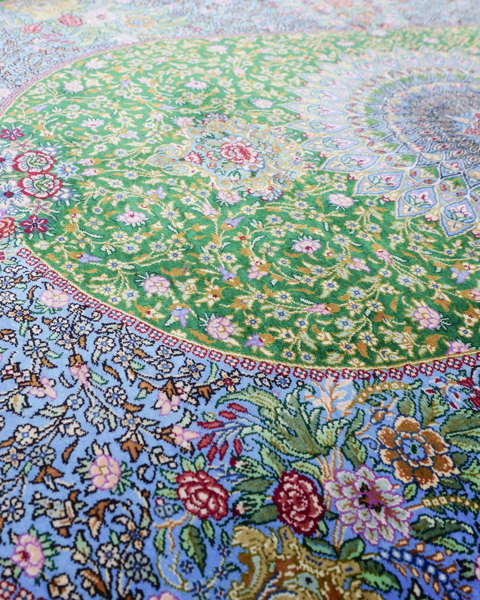 ペルシャ絨毯 クム産 シラジ工房 シルク手織りラグ(楕円形 80×119cm)ブルー×グリーン 花瓶と花模様入り 玄関マットにも最適