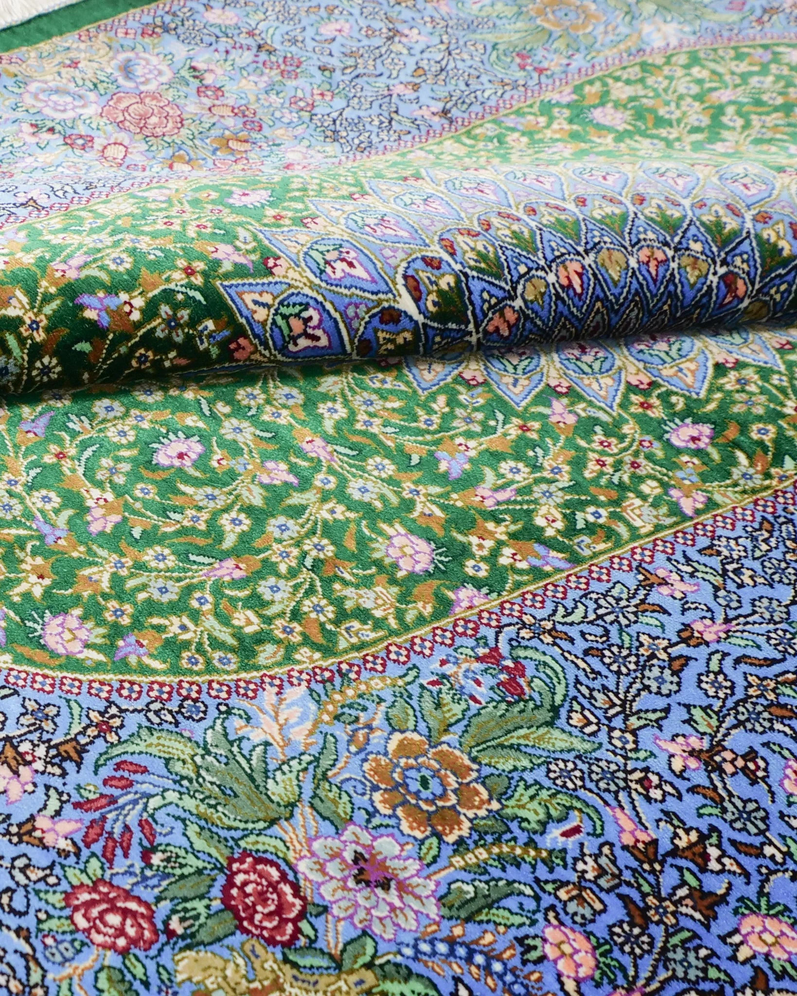 ペルシャ絨毯 クム産 シラジ工房 シルク手織りラグ(楕円形 80×119cm)ブルー×グリーン 花瓶と花模様入り 玄関マットにも最適