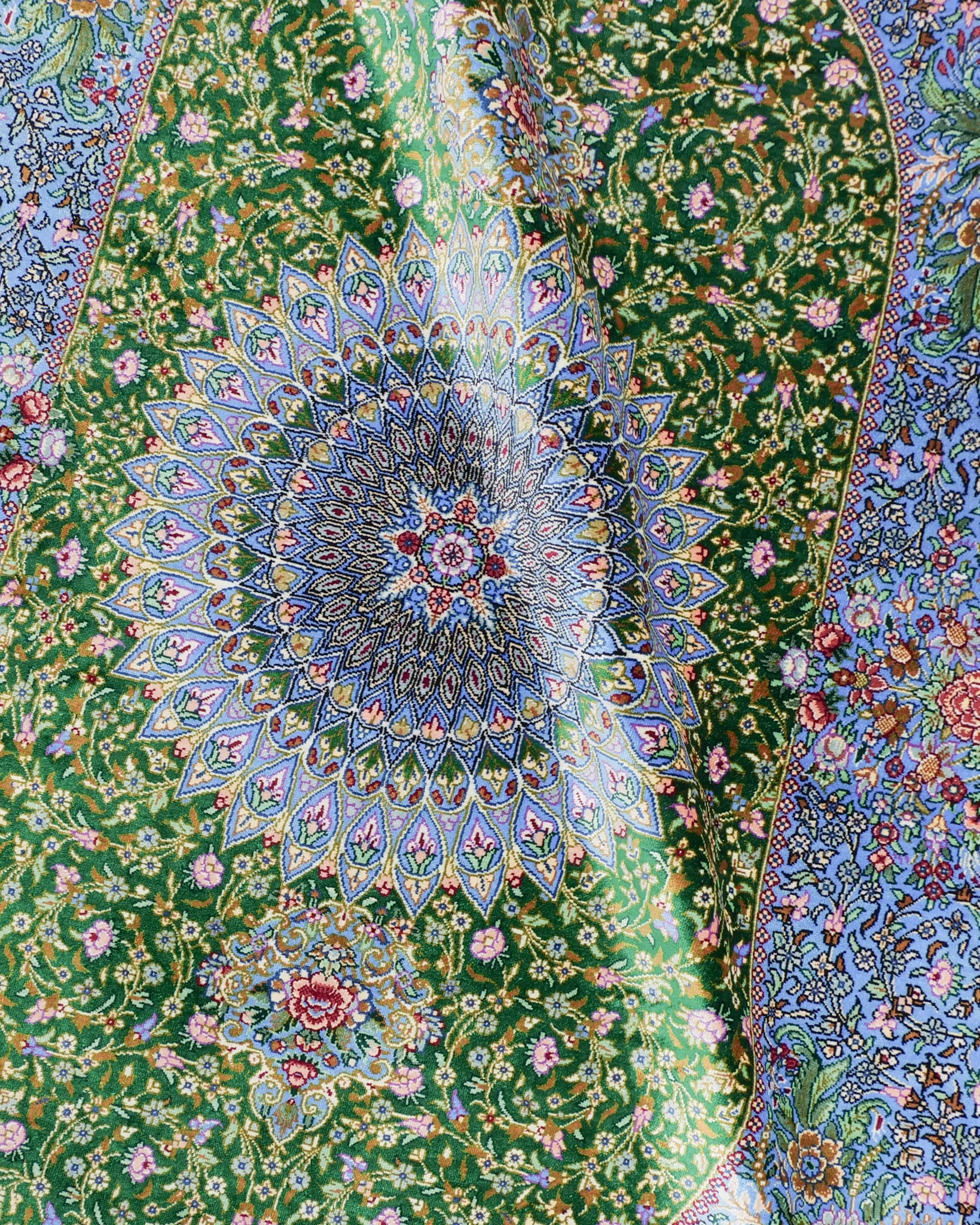 ペルシャ絨毯 クム産 シラジ工房 シルク手織りラグ(楕円形 80×119cm)ブルー×グリーン 花瓶と花模様入り 玄関マットにも最適