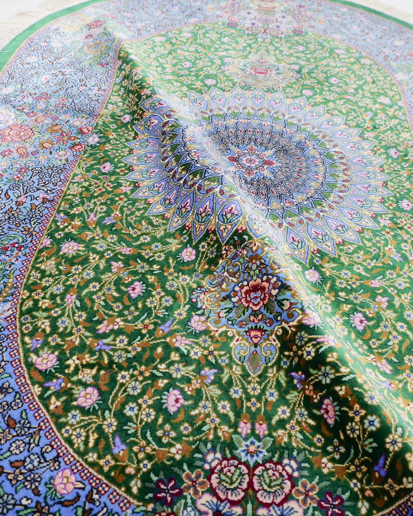 ペルシャ絨毯 クム産 シラジ工房 シルク手織りラグ(楕円形 80×119cm)ブルー×グリーン 花瓶と花模様入り 玄関マットにも最適