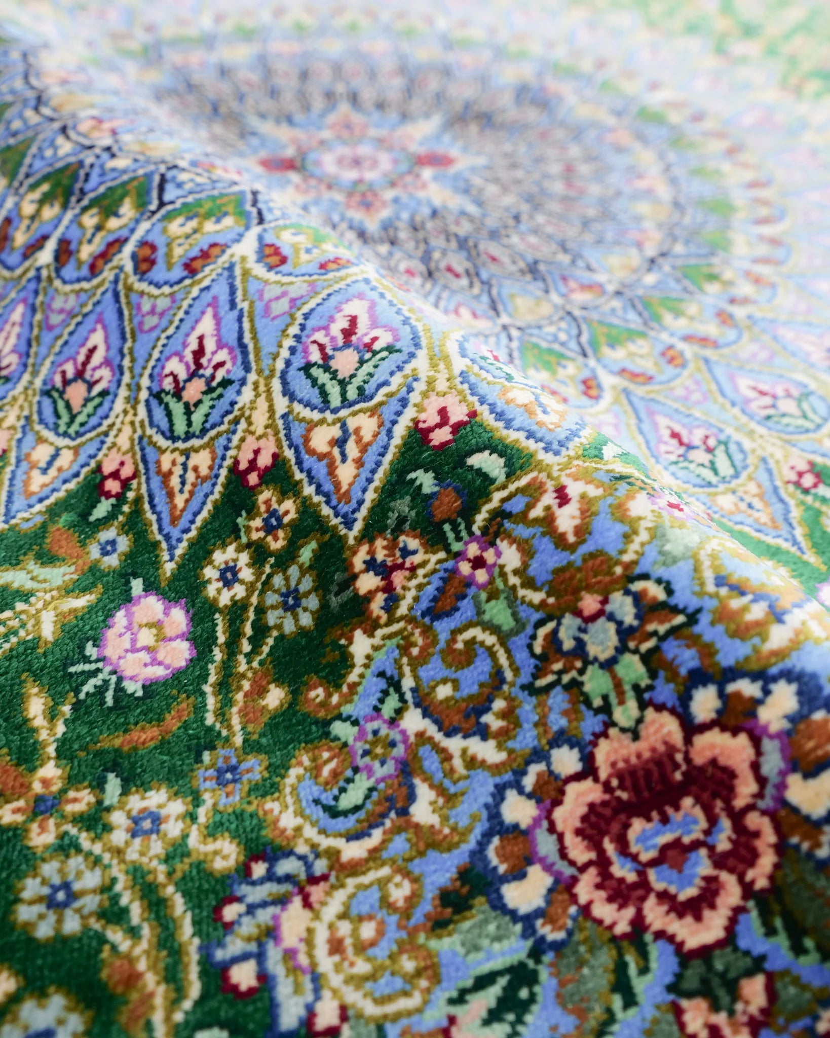 ペルシャ絨毯 クム産 シラジ工房 シルク手織りラグ(楕円形 80×119cm)ブルー×グリーン 花瓶と花模様入り 玄関マットにも最適