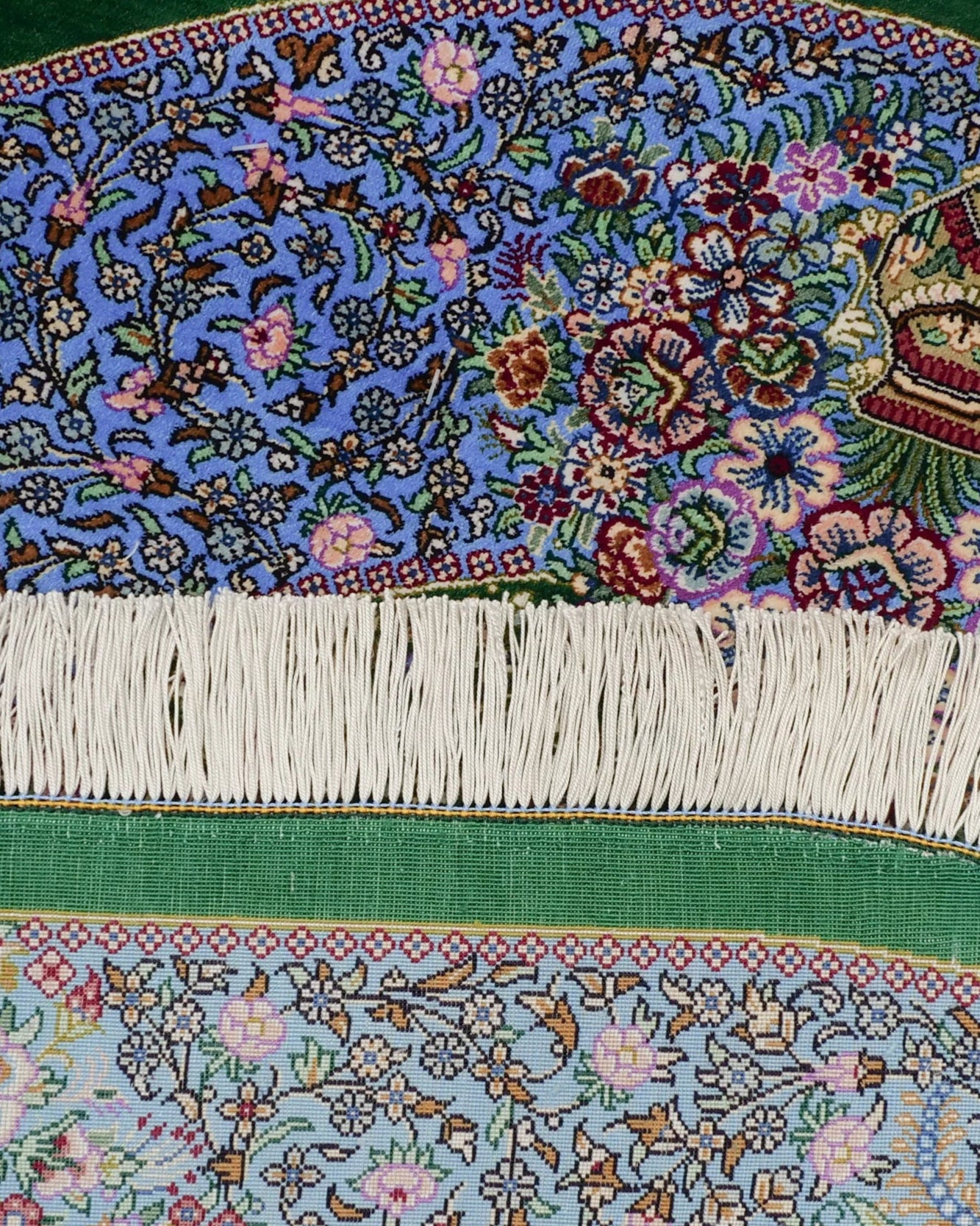 ペルシャ絨毯 クム産 シラジ工房 シルク手織りラグ(楕円形 80×119cm)ブルー×グリーン 花瓶と花模様入り 玄関マットにも最適