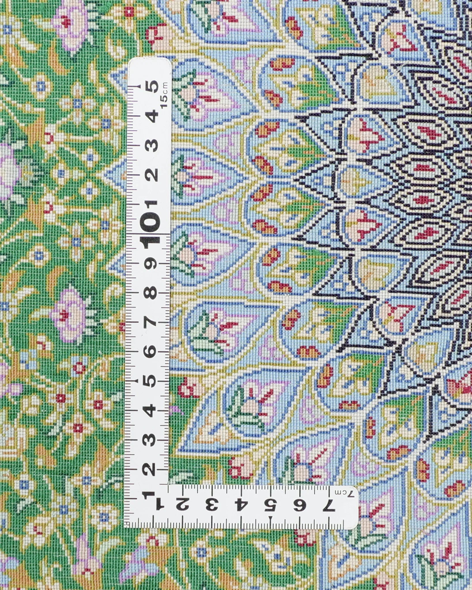ペルシャ絨毯 クム産 シラジ工房 シルク手織りラグ(楕円形 80×119cm)ブルー×グリーン 花瓶と花模様入り 玄関マットにも最適