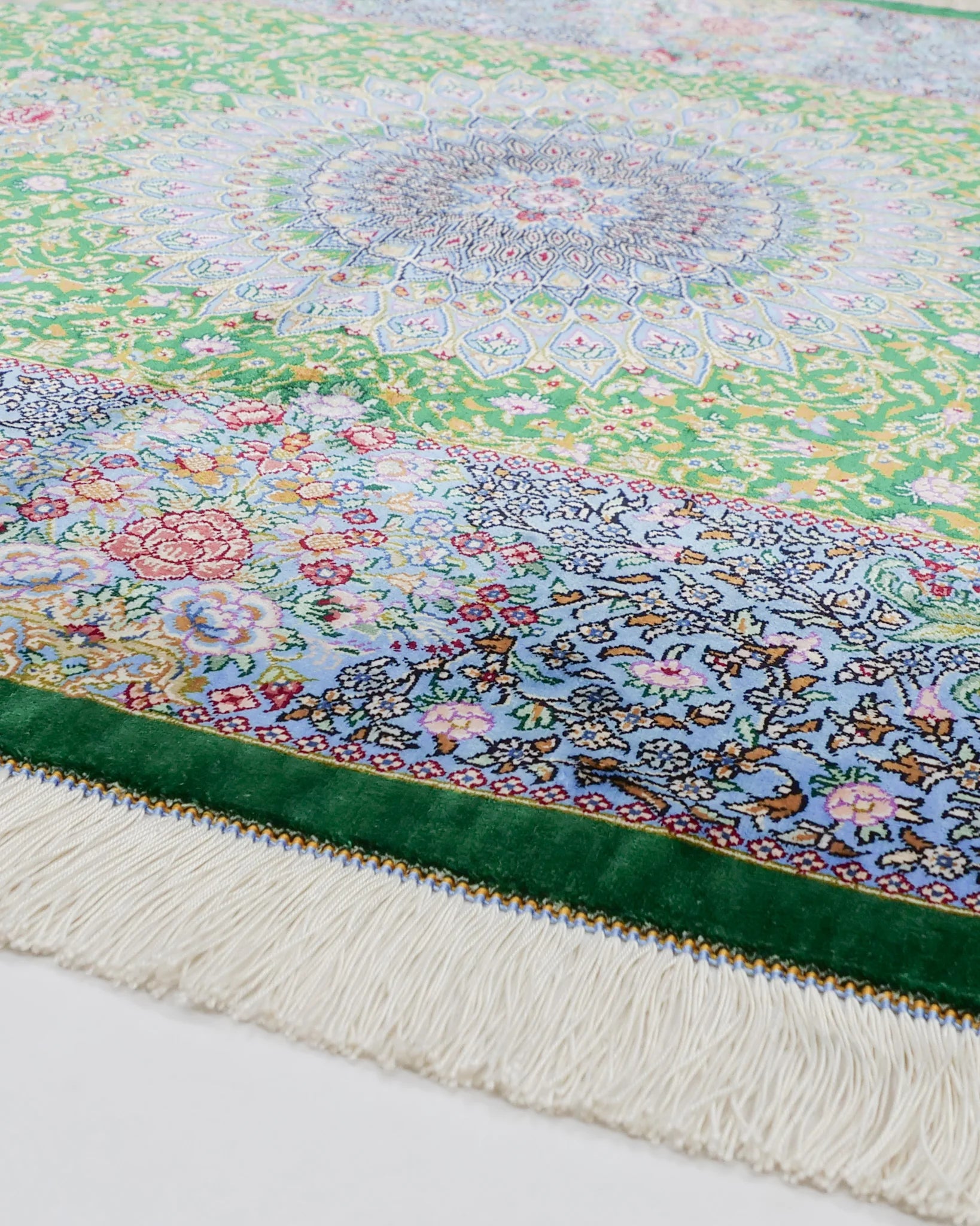 ペルシャ絨毯 クム産 シラジ工房 シルク手織りラグ(楕円形 80×119cm)ブルー×グリーン 花瓶と花模様入り 玄関マットにも最適