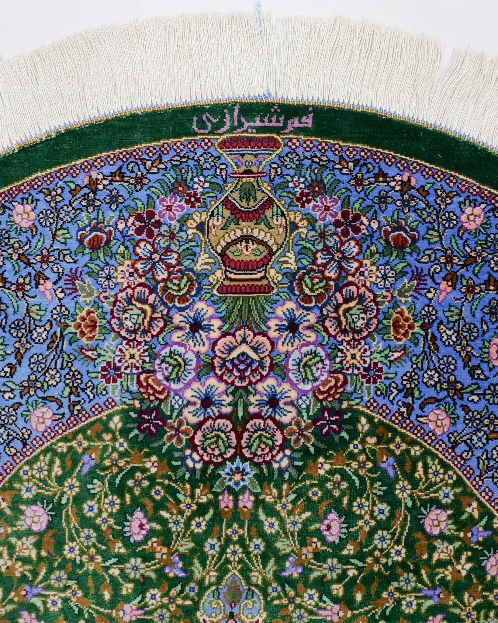 ペルシャ絨毯 クム産 シラジ工房 シルク手織りラグ(楕円形 80×119cm)ブルー×グリーン 花瓶と花模様入り 玄関マットにも最適