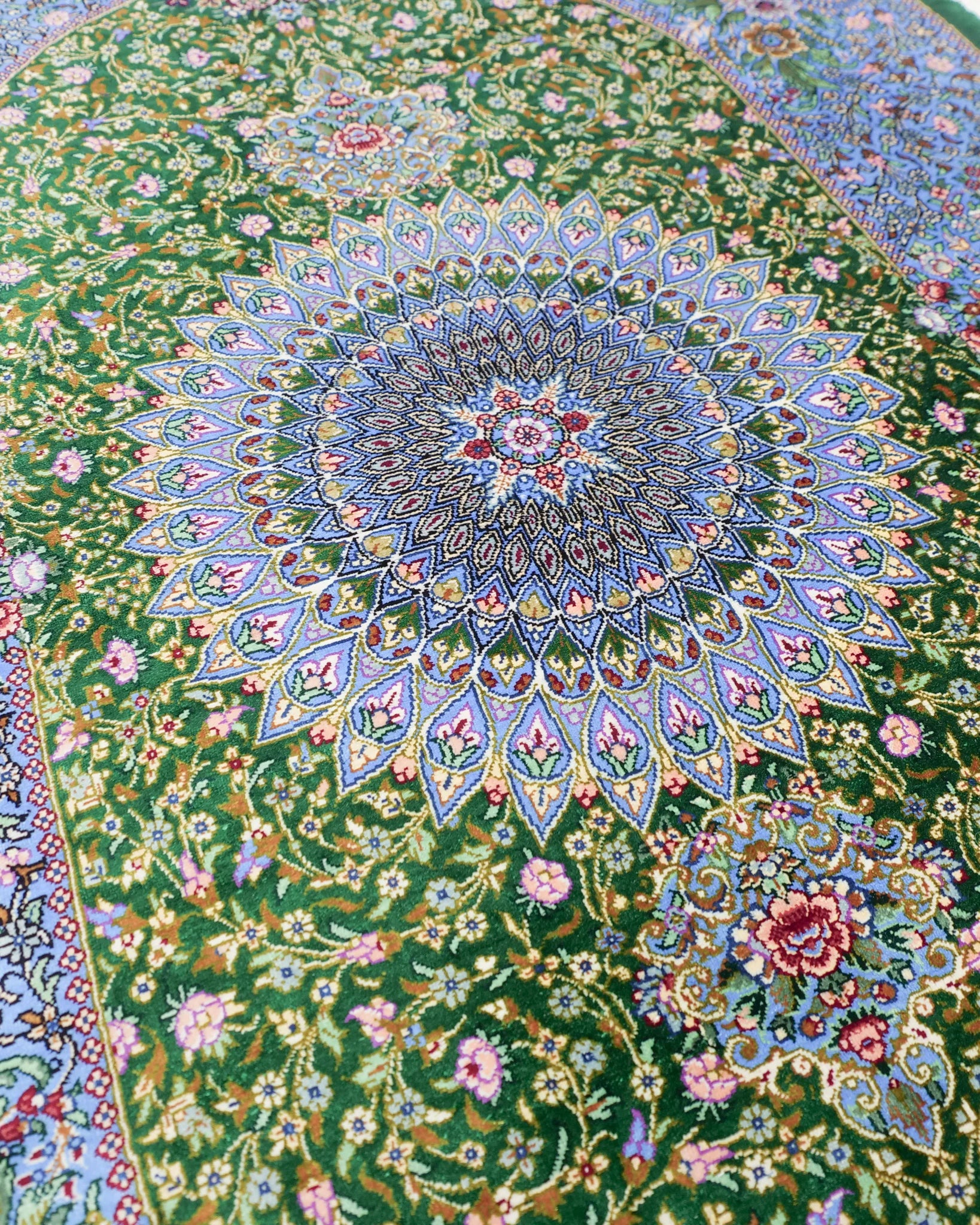 ペルシャ絨毯 クム産 シラジ工房 シルク手織りラグ(楕円形 80×119cm)ブルー×グリーン 花瓶と花模様入り 玄関マットにも最適