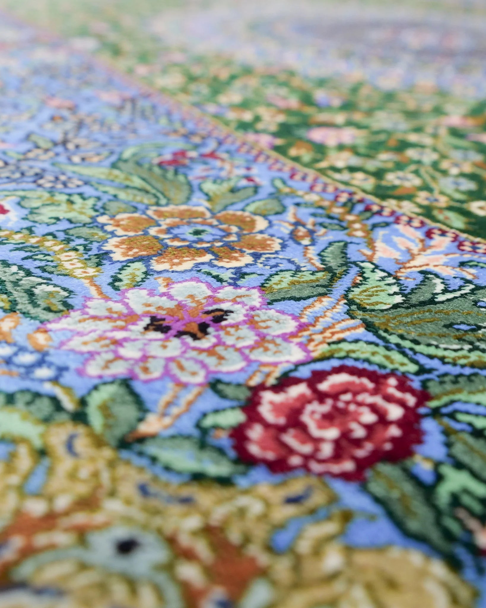 ペルシャ絨毯 クム産 シラジ工房 シルク手織りラグ(楕円形 80×119cm)ブルー×グリーン 花瓶と花模様入り 玄関マットにも最適