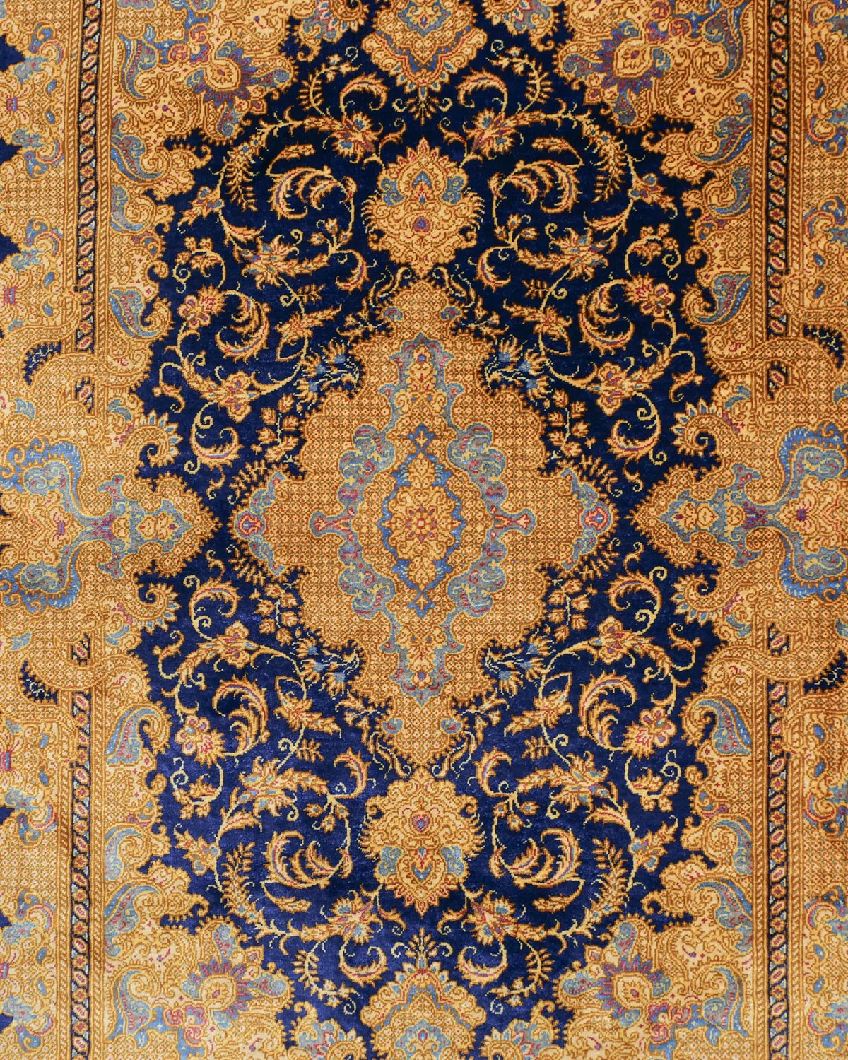 クム産シルクのペルシャ絨毯 エラミ工房 60×90cm 高級手織りラグ 玄関マット 唐草と幾何学メダリオンのデザイン