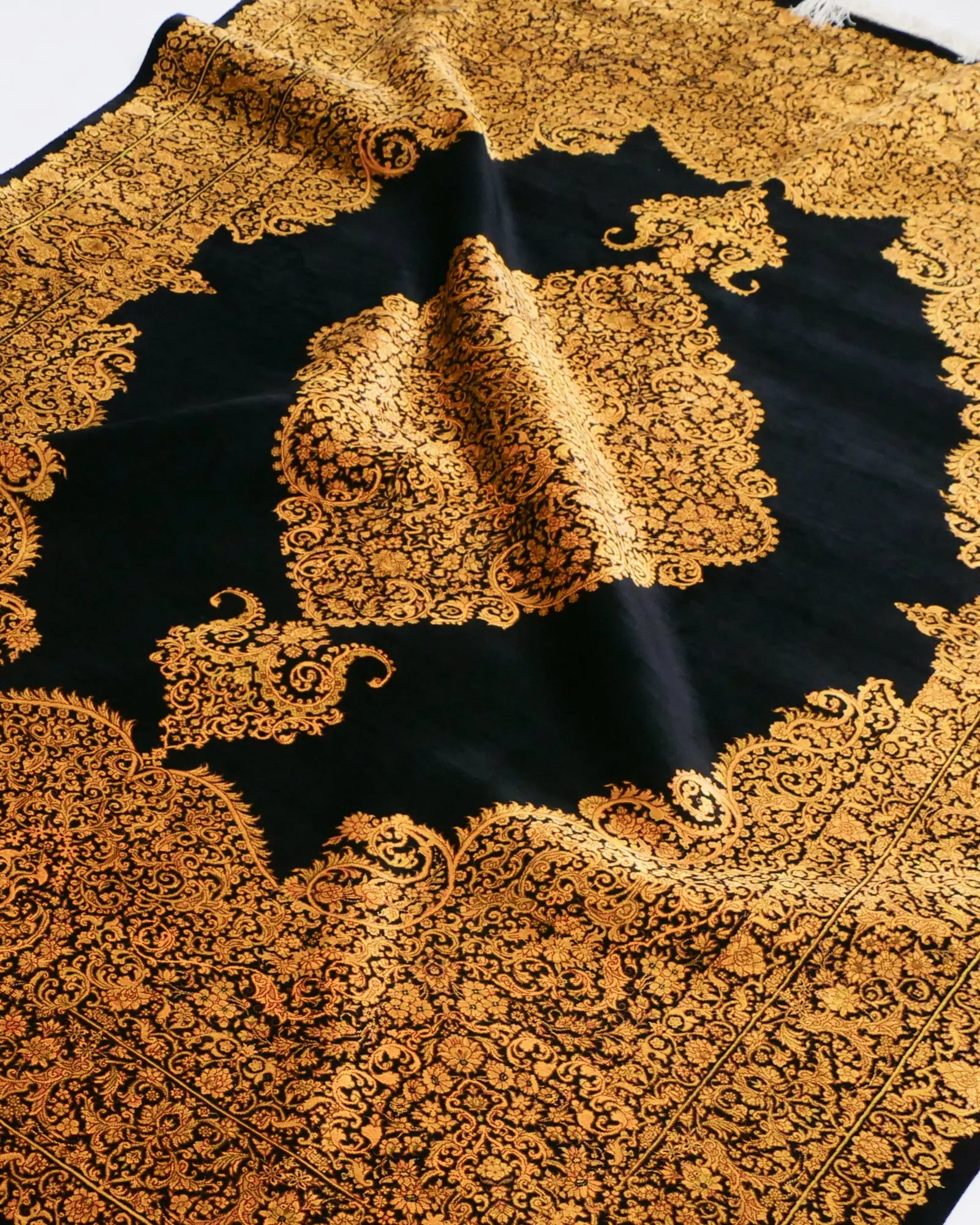 ペルシャ絨毯 サイディ工房 150x212cm クム産 シルク 黒&金 手織り ラグ