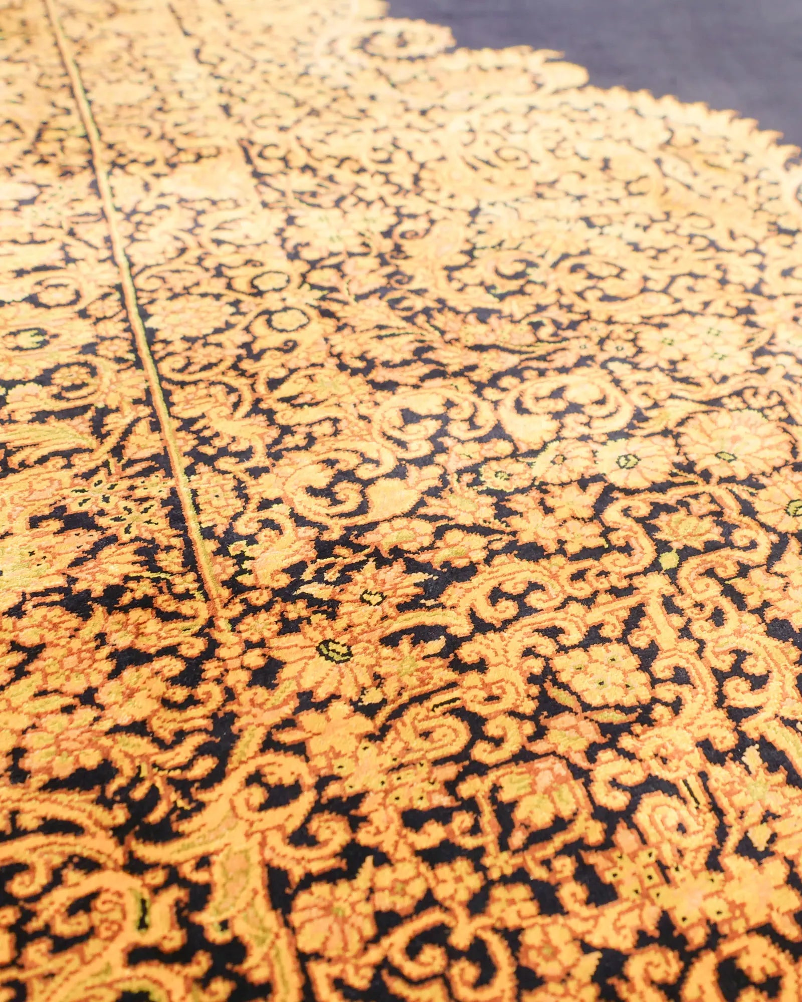 ペルシャ絨毯 サイディ工房 150x212cm クム産 シルク 黒&金 手織り ラグ