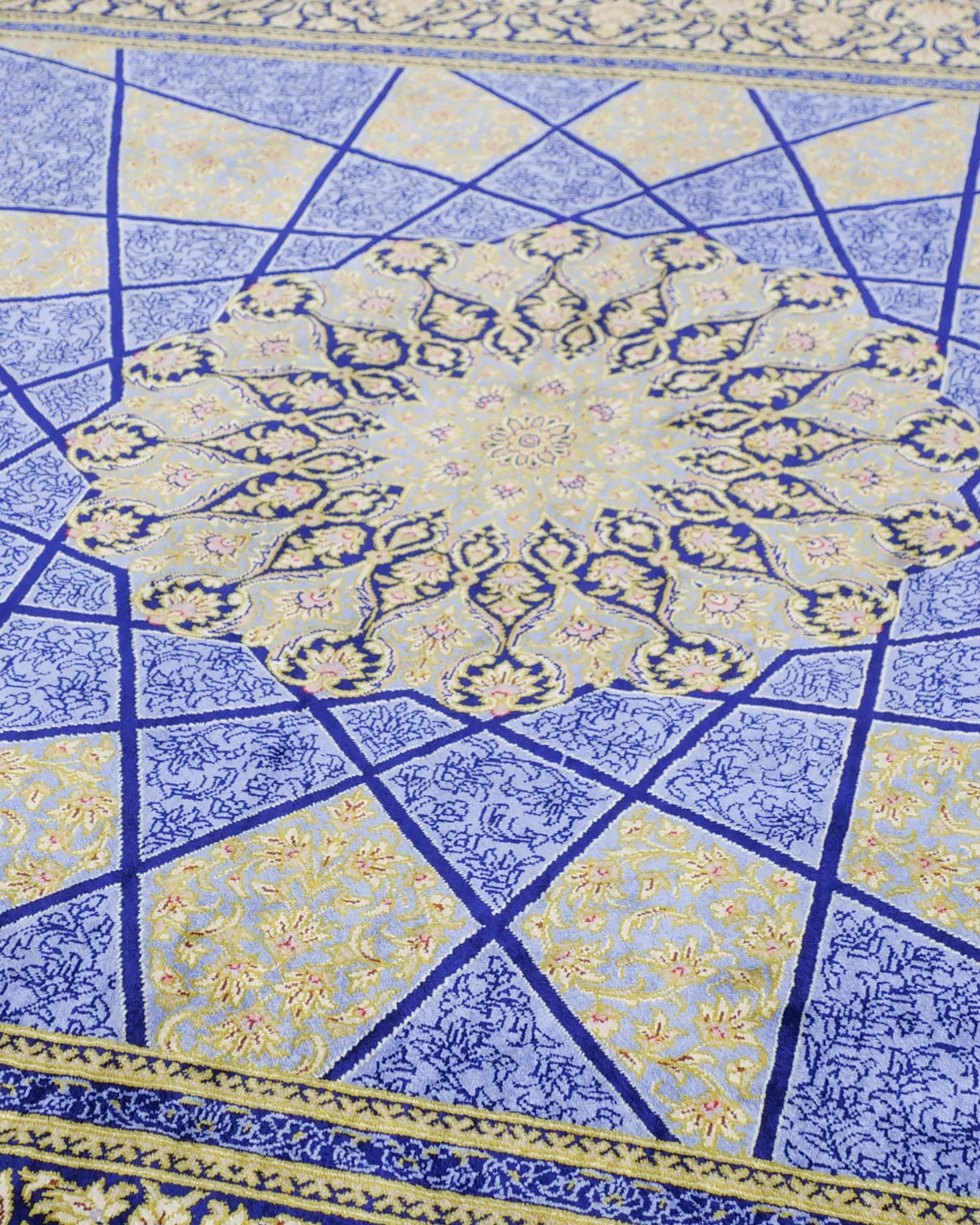 ペルシャ絨毯 クム産 ムサビ工房 シルク 130x200cm 星形メダリオン 唐草模様 手織り 高級ラグ