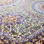 唐草と小花が隙間なく織り込まれたクム産シルク絨毯 アリプール工房