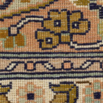 カシミール地方産のシルク手織り絨毯。黄色味を帯びたヴィンテージライクなデザイン