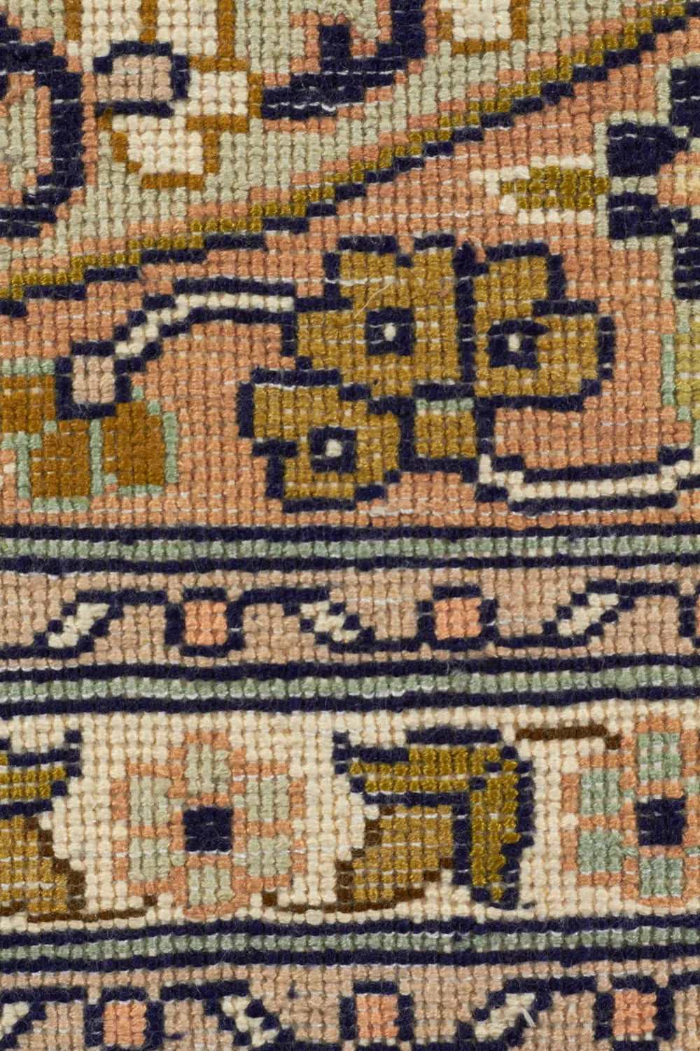 カシミール地方産のシルク手織り絨毯。黄色味を帯びたヴィンテージライクなデザイン