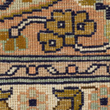 カシミール地方産のシルク手織り絨毯。黄色味を帯びたヴィンテージライクなデザイン