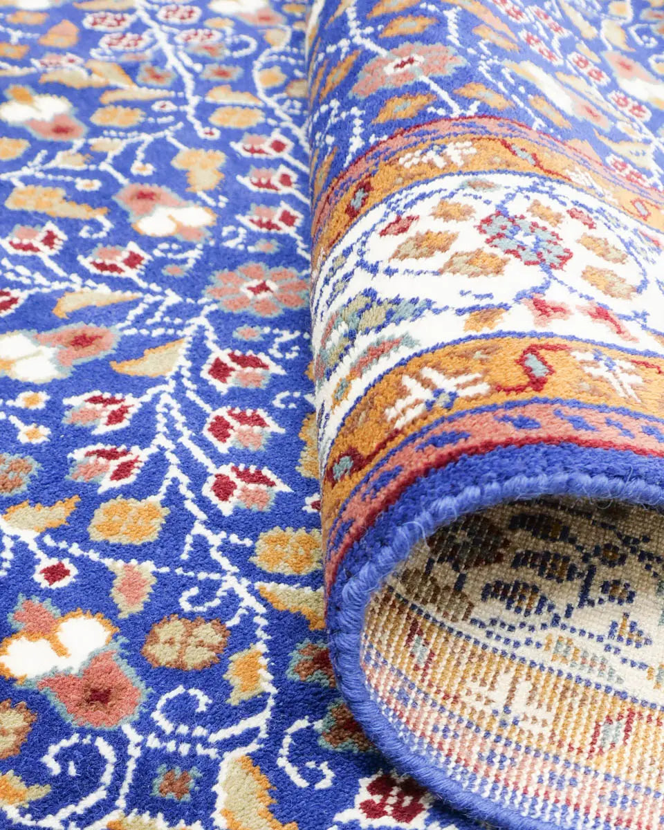 トルコ・カイセリ産の手織りウール絨毯。ブルーを基調に花模様が施された上品なデザイン(約148×220cm)
