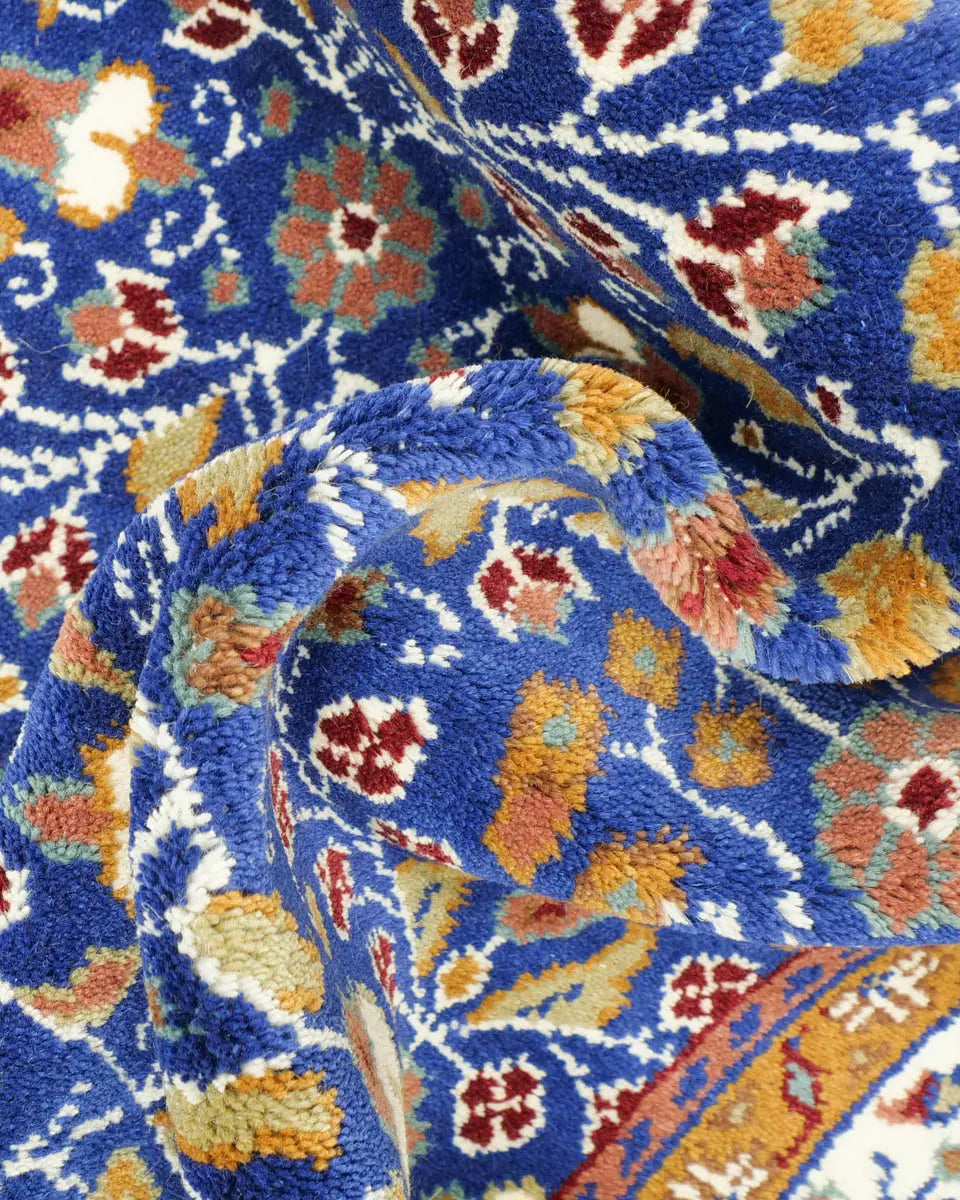 トルコ・カイセリ産の手織りウール絨毯。ブルーを基調に花模様が施された上品なデザイン(約148×220cm)