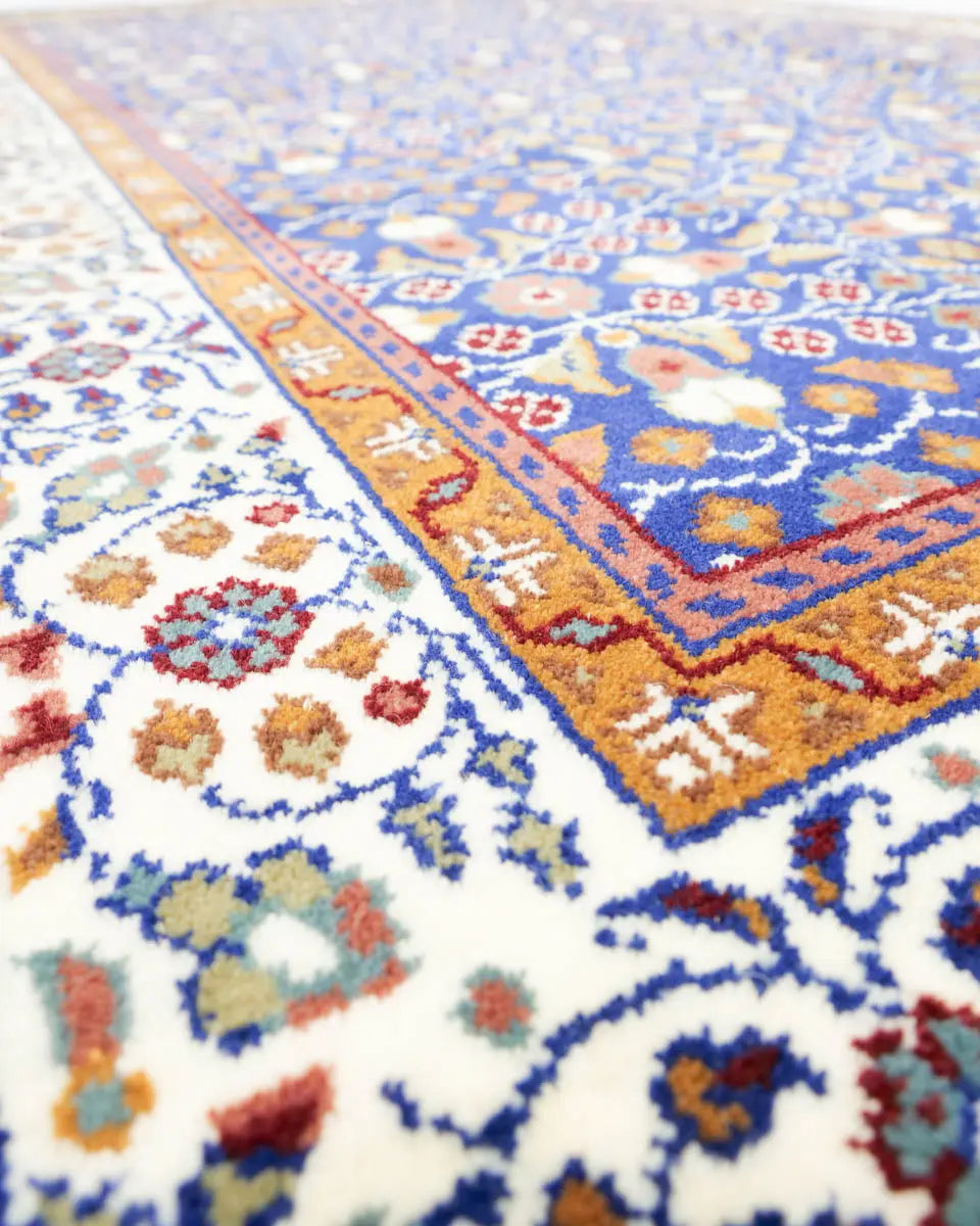 トルコ・カイセリ産の手織りウール絨毯。ブルーを基調に花模様が施された上品なデザイン(約148×220cm)