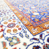トルコ・カイセリ産の手織りウール絨毯。ブルーを基調に花模様が施された上品なデザイン(約148×220cm)
