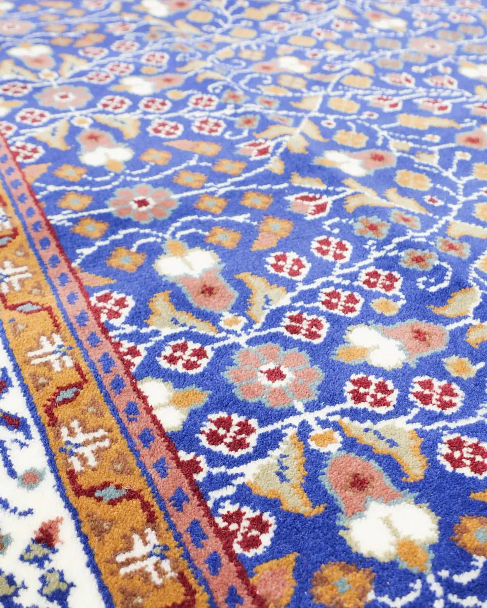 トルコ・カイセリ産の手織りウール絨毯。ブルーを基調に花模様が施された上品なデザイン(約148×220cm)