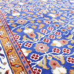 トルコ・カイセリ産の手織りウール絨毯。ブルーを基調に花模様が施された上品なデザイン(約148×220cm)