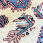 黄色のパキスタン絨毯