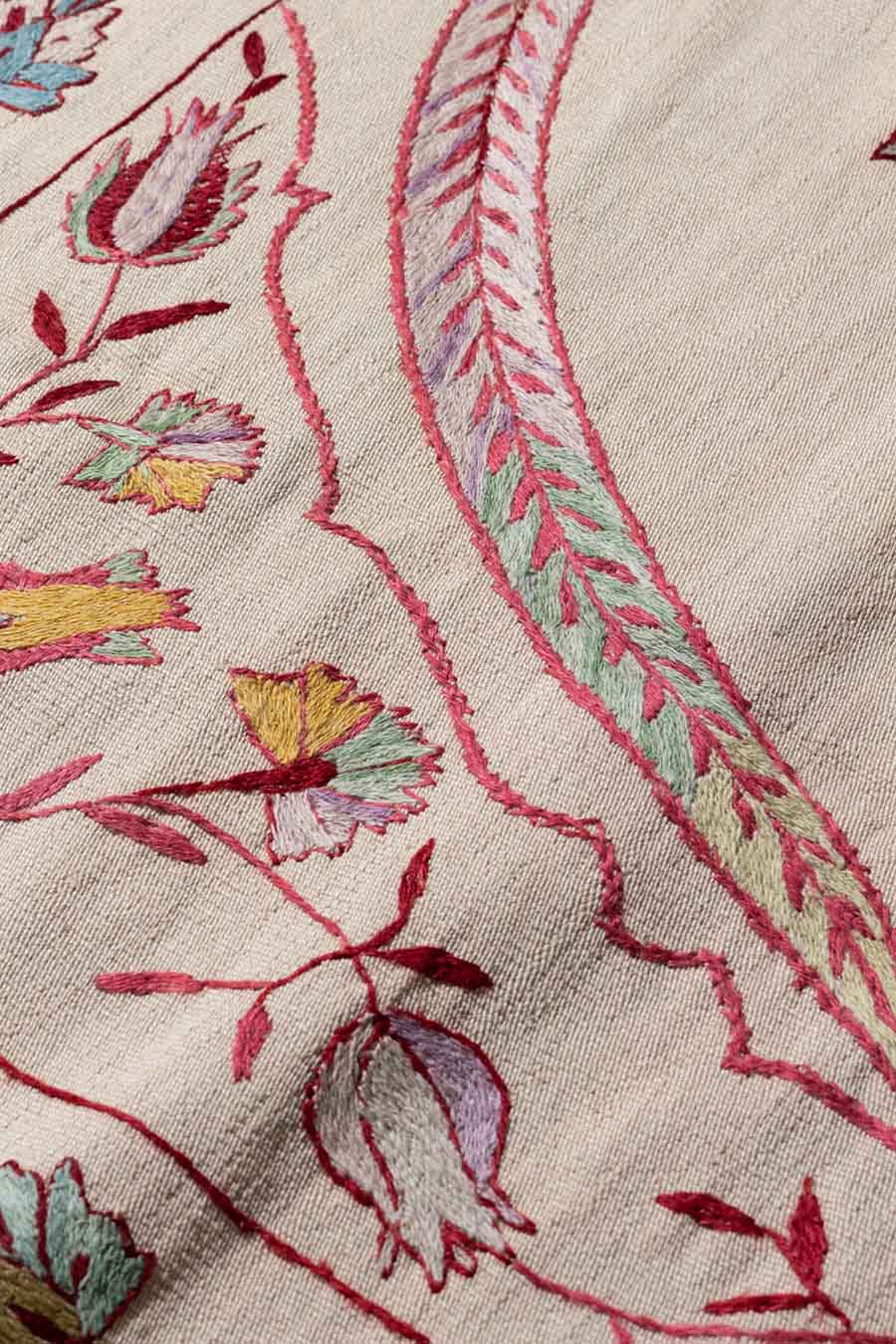 花と葉の刺繍キリム