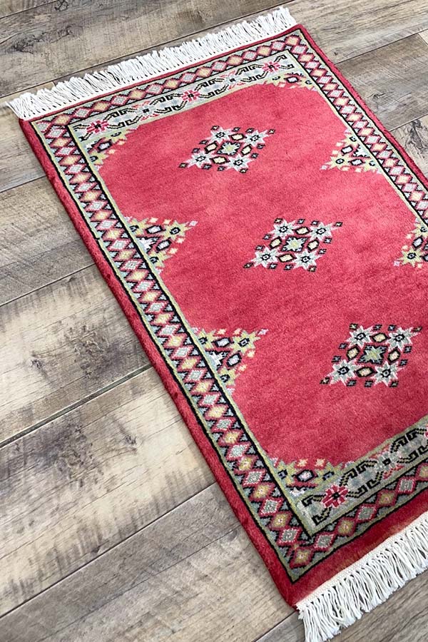 パキスタン手織りウール絨毯 | レッドベースの幾何学模様 | 柔らかい
