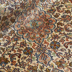 カシミールシルク絨毯 - 温かく落ち着いたヴィンテージデザイン