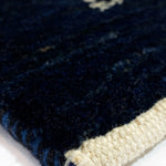 シーラーズ産のペルシャギャッベ、深いネイビーベースカラーで草花のデザイン