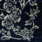 シーラーズ産のペルシャギャッベ、深いネイビーベースカラーで草花のデザイン