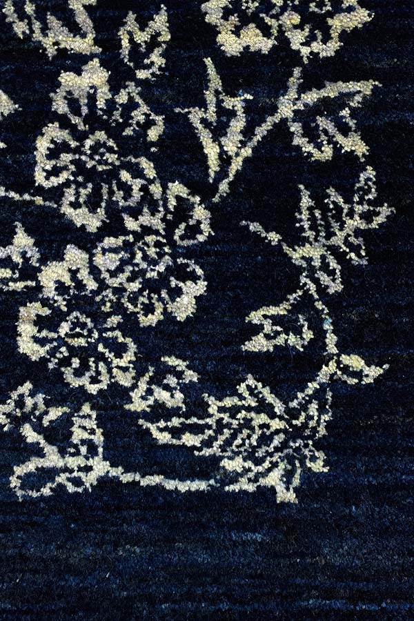 シーラーズ産のペルシャギャッベ、深いネイビーベースカラーで草花のデザイン