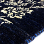 シーラーズ産のペルシャギャッベ、深いネイビーベースカラーで草花のデザイン
