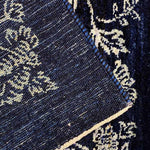 シーラーズ産のペルシャギャッベ、深いネイビーベースカラーで草花のデザイン