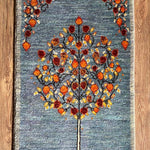 ペルシャギャッベの玄関マット、ライトブルーとグレーのカラーミックス、ザクロの木の緻密な織り込み、イラン・シーラーズ産、ファインクオリティウール素材。