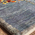 ペルシャギャッベの玄関マット、ライトブルーとグレーのカラーミックス、ザクロの木の緻密な織り込み、イラン・シーラーズ産、ファインクオリティウール素材。